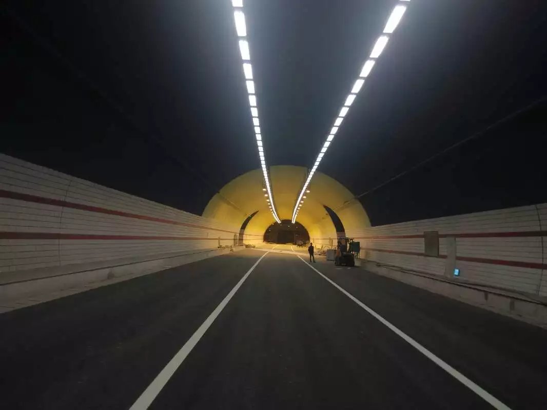 大连市动物园莲花山隧道